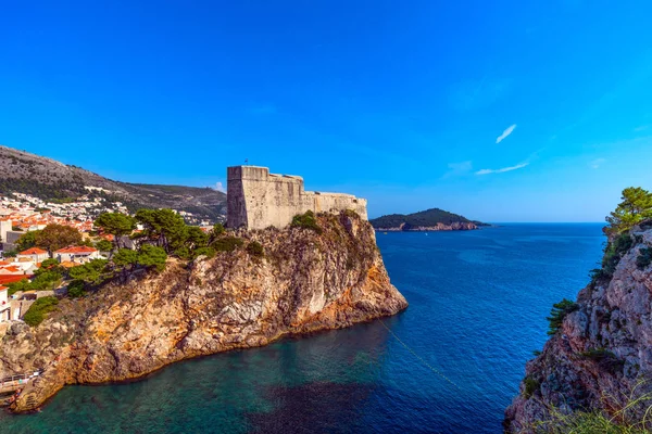 Chorvatsko. Dubrovník. Panoramatický pohled na staré město a pevnost na skále — Stock fotografie