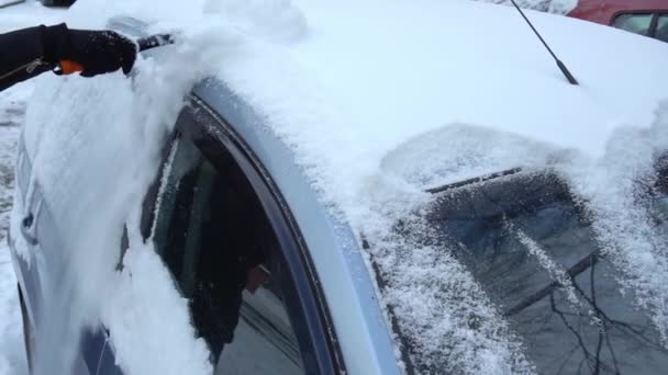 Het reinigen van de auto uit de sneeuw. Slow motion duidelijk — Stockvideo