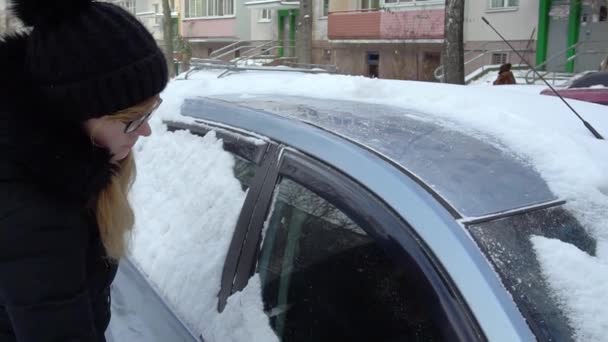 Het reinigen van de auto uit de sneeuw. Slow motion duidelijk — Stockvideo
