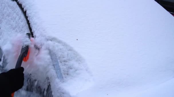 Čištění auta od sněhu. Zpomalený pohyb jasné — Stock video