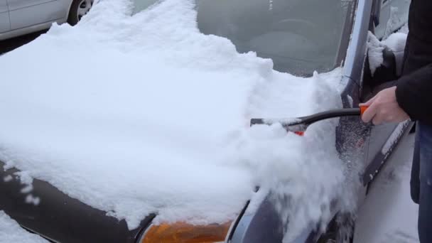 Het reinigen van de auto uit de sneeuw. Slow motion duidelijk — Stockvideo