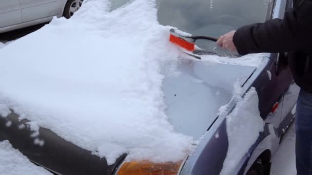 Pulizia della macchina dalla neve. Lento movimento chiaro — Video Stock