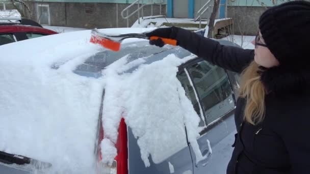 Nettoyage de la voiture de la neige. Mouvement lent clair — Video