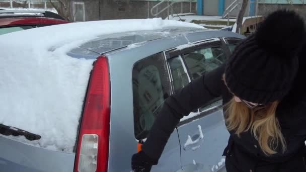 A limpar o carro da neve. Movimento lento livre — Vídeo de Stock