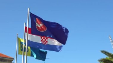 rüzgara karşı mavi gökyüzü gelişmekte Hırvatistan Dalmaçya bölgesinin bayrak