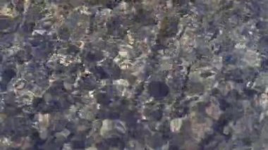 Dalgaların deniz saydam yüzeyinde