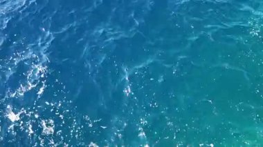 Deniz mavi yüzeyinde ripples
