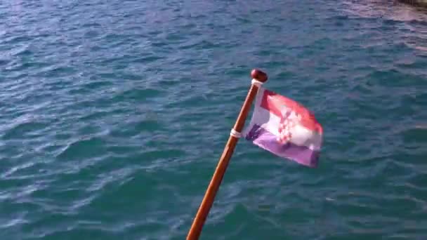 Σημαία Κροατία σταθερό σχετικά με το σκάφος που κυματίζει στον άνεμο — Αρχείο Βίντεο