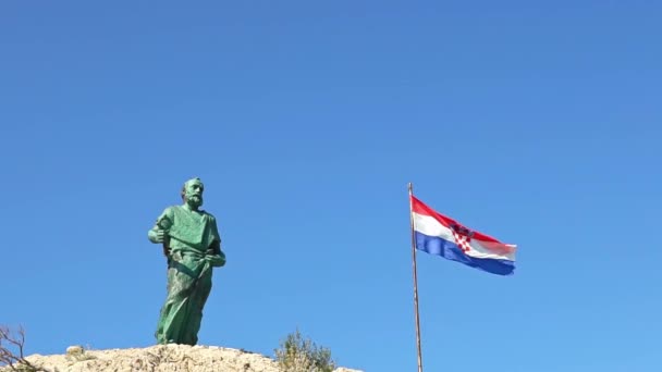 Makarska, Kroatien. staty av St. Peter med en nyckelsymbol i hans händer och kroatiska flagga — Stockvideo
