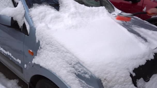 Het Reinigen Van Auto Uit Sneeuw Slow Motion Duidelijk — Stockvideo