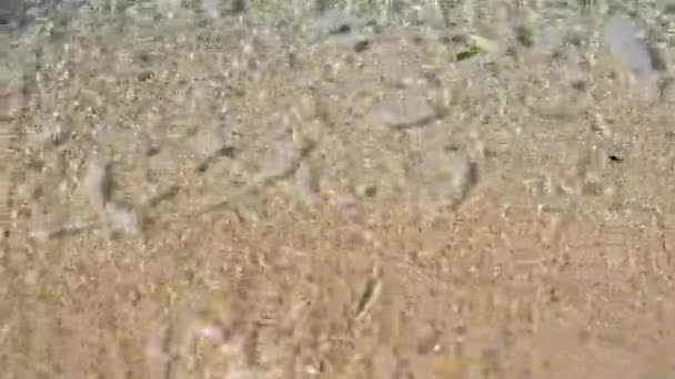 Mare onda trasparente sulla spiaggia sabbia primo piano — Video Stock