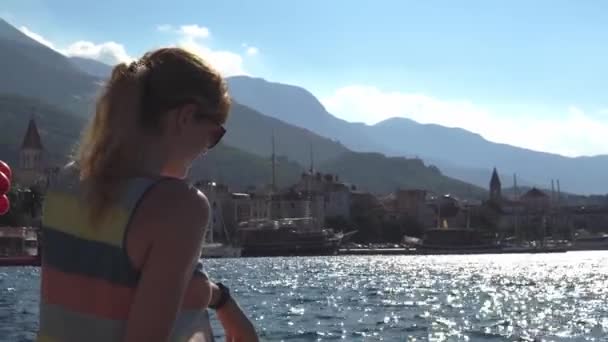 Croacia. joven en el muelle admira la ciudad de Makarska — Vídeos de Stock