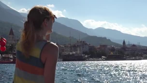 Hırvatistan. Genç pier girl on Makarska şehir hayran — Stok video