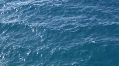 Deniz mavi yüzeyinde ripples.