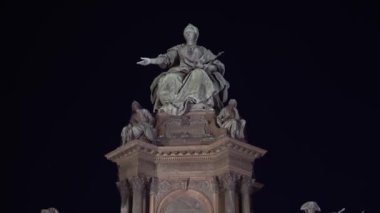 Viyana, Avusturya. İmparatoriçe Maria Theresa gece 4k merkezindeki anıt