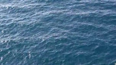 Deniz mavi yüzeyinde ripples