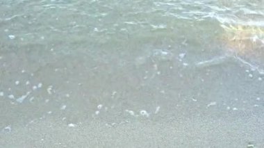 Plaj kum yakın çekim üzerinde şeffaf dalga deniz