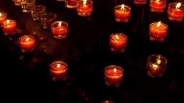 Karanlığın içinde kırmızı kilise mum