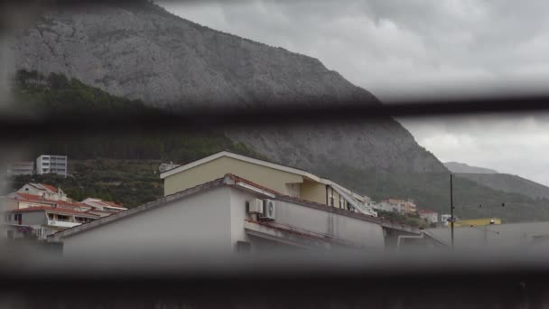 Wind tegen de regen storm het uitzicht vanuit de ramen van het huis. Makarska. Kroatië. — Stockvideo