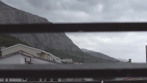 Viento de la lluvia tormenta la vista desde las ventanas de la casa. Makarska. Croacia — Vídeos de Stock