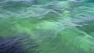 Deniz mavi yüzeyinde ripples