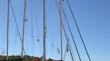 Hırvatistan. Eylül 2018 Makarska. Mavi gökyüzü lüks yatların gemi direkleri