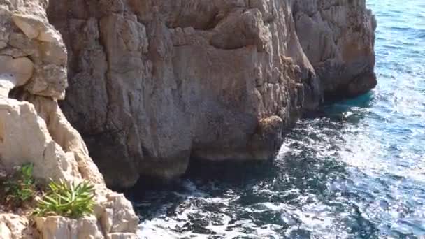 Meereswellen und Felsen an einem Sommertag. Adria. makarska. Kroatien — Stockvideo