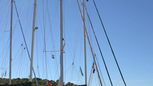 Kroatië. September 2018 Makarska. Masten voor luxe jachten tegen de blauwe hemel — Stockvideo