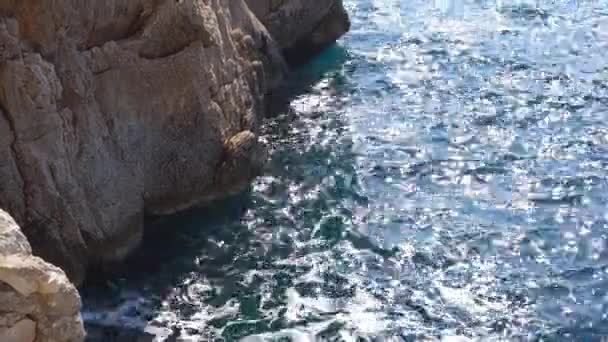 Dalgalar deniz ve kayalar bir yaz gününde. Adriyatik Denizi. Makarska. Hırvatistan — Stok video