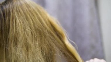 Genç kız saçları tarak. ağır çekim Close-up