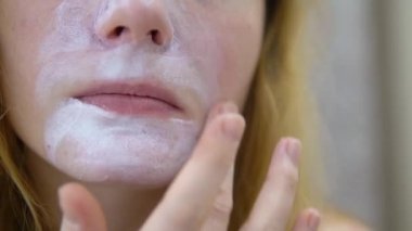 Kız maske yüz yakın çekim yavaş hareket koyar.