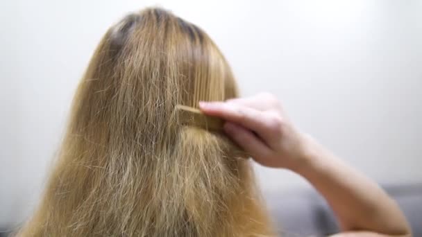 Молодая девушка расчесывает волосы. крупный план замедленной съемки — стоковое видео