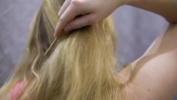 Молода Дівчина Розчісує Волосся Крупним Планом Повільний Рух — стокове відео