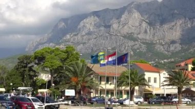 Hırvatistan. Makarska Eylül 2018. rüzgara karşı mavi gökyüzü gelişmekte Hırvatistan Dalmaçya bölgesinin bayrak.