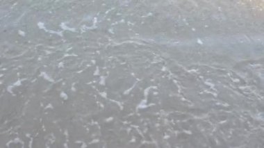 Plaj kum yakın çekim üzerinde şeffaf dalga deniz