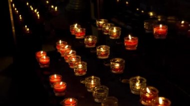 Karanlığın içinde kırmızı kilise mum