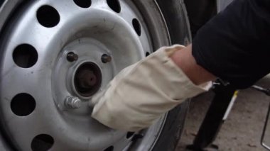 Yavaş mo arabanın tekerlekleri değiştirmek video