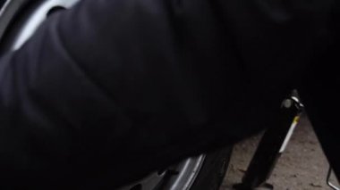 Yavaş mo arabanın tekerlekleri değiştirmek video