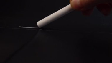 Terzi kumaş üzerine beyaz tebeşir çizim