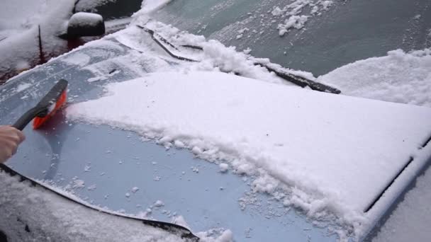 雪から車を洗浄します。スロー モーション クリア — ストック動画