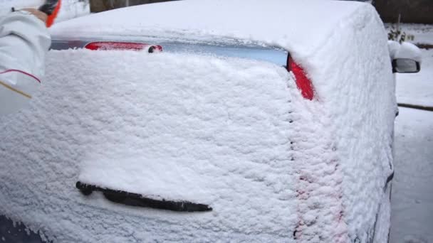 Limpiando el coche de la nieve. Cámara lenta despejada — Vídeo de stock