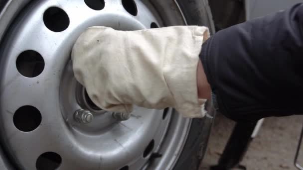 Lento mo vídeo para substituir as rodas no carro — Vídeo de Stock