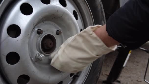 Медленное видео для замены колес на автомобиле — стоковое видео
