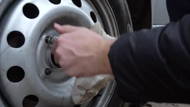 Lento mo vídeo para substituir as rodas no carro — Vídeo de Stock