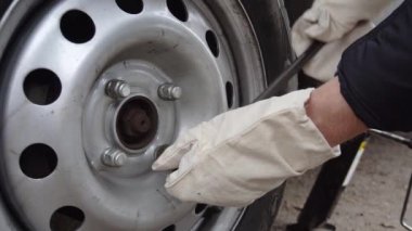 Yavaş mo arabanın tekerlekleri değiştirmek video