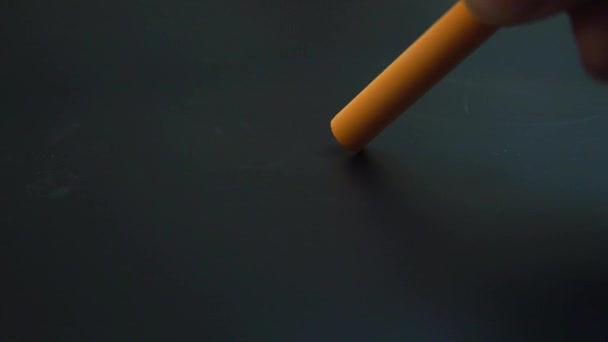 Dibujo de la tiza amarilla en la tela del sastre — Vídeos de Stock