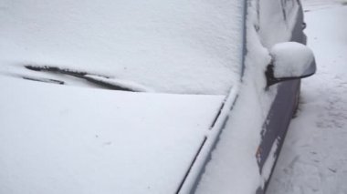 Kardan arabayı temizliyorum. kış havası