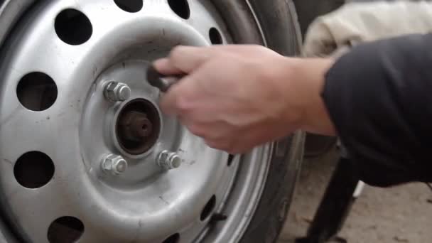 Roues Remplacement Sur Voiture Sur Route — Video