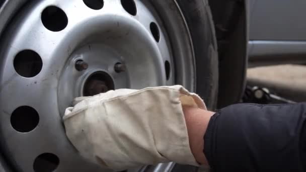 Replacement wheels on the car on the road — Stock Video