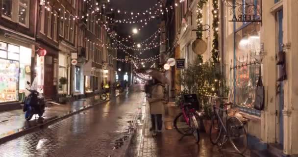 荷兰2018年12月。阿姆斯特丹晚上圣诞节照明的老街道在市中心。雨的场面 — 图库视频影像